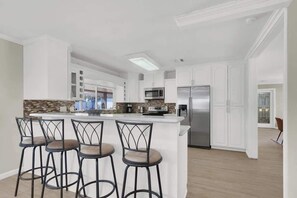 Fridge, microwave, oven, stovetop - Spacious 4BR+Den w/ Pool, Jacuzzi, BBQ, Near Strip (Las Vegas)