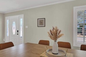 Dining - Spacious 4BR+Den w/ Pool, Jacuzzi, BBQ, Near Strip (Las Vegas)