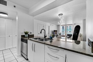 ثلاجة، ميكروويف، فرن، موقد طهي مسطح