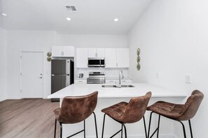 Fridge, microwave, oven, stovetop - Cozy 5BR Villa w/ Pool, 15 mins to Disney! (Davenport)