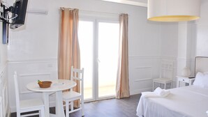 Klassieke studio, 1 tweepersoonsbed, balkon, uitzicht op de stad | Woonruimte