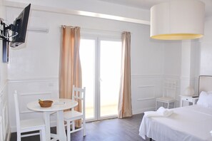 Studio Classique, 1 lit double, balcon, vue ville | Coin séjour