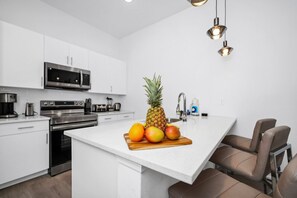 Fridge, microwave, oven, stovetop - 5 Bed Orlando Oasis w/Pvt pool & 15 mins to Disney (Davenport)