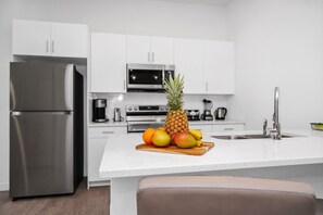 Køleskab, mikrobølgeovn, ovn, kogeplade