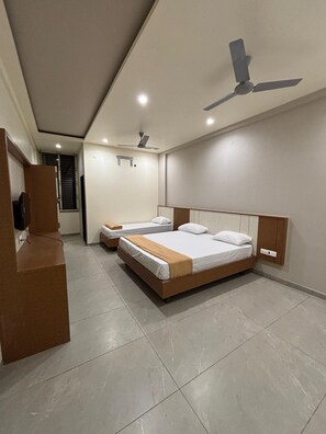 Luxury Triple Room | Desk, laptop workspace, free WiFi