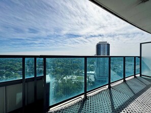 Property grounds - High Floor Beautiful View Condo in Thornhill (Markham)