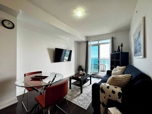 Living area - High Floor Beautiful View Condo in Thornhill (Markham)