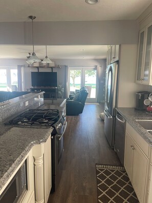 Micro-ondes, four, plaque de cuisson, lave-vaisselle