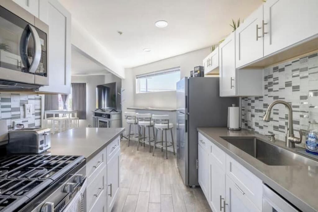 Kylskåp, mikrovågsugn, ugn och spishäll