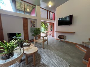 デラックス アパートメント パティオ ガーデンビュー | リビング エリア | 40 インチの薄型テレビ (衛星放送視聴可)