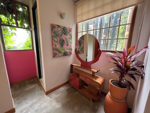 スタンダード スタジオ ガーデンビュー | バスルーム | シャワー、タオル、トイレットペーパー