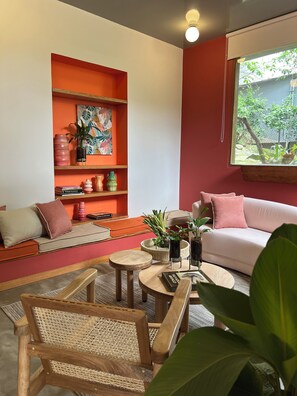 デラックス アパートメント パティオ ガーデンビュー | リビング エリア | 40 インチの薄型テレビ (衛星放送視聴可)