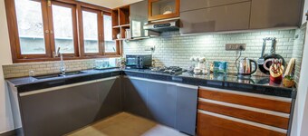 4-bedroom bungalow in lovely Thalawathugoda with WiFi, AC