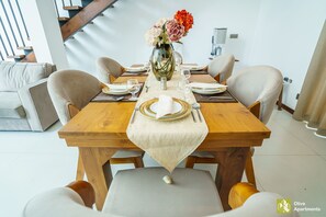Dining - 4-BR bungalow in lovely Thalawathugoda with WiFi & AC - OLIVE NEST (Sri Jayawardenepura Kotte)