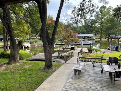 Beachy-Keen Cottage on Lake LBJ; Canoe, Kayaks, Slip, Pets welcome!


