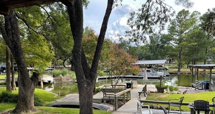 Beachy-Keen Cottage on Lake LBJ; Canoe, Kayaks, Slip, Pets welcome!