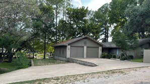 Una casa residencial con garaje, entrada para vehículos y césped bien cuidado.