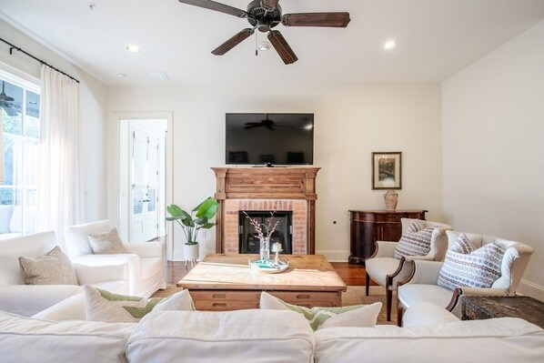 TV - The Hill, 3BR Retreat by Velvet Ditch Villas (Oxford)