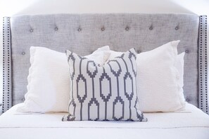 3 bedrooms, iron/ironing board, Internet, bed sheets - The Hill, 3BR Retreat by Velvet Ditch Villas (Oxford)