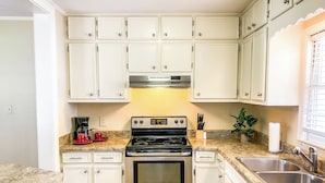 Private kitchen - Bonita Bungalow (Huntsville)