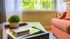 Living area - Bonita Bungalow (Huntsville)