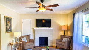 Living area - Bonita Bungalow (Huntsville)