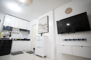 Micro-ondes, tables Ă manger