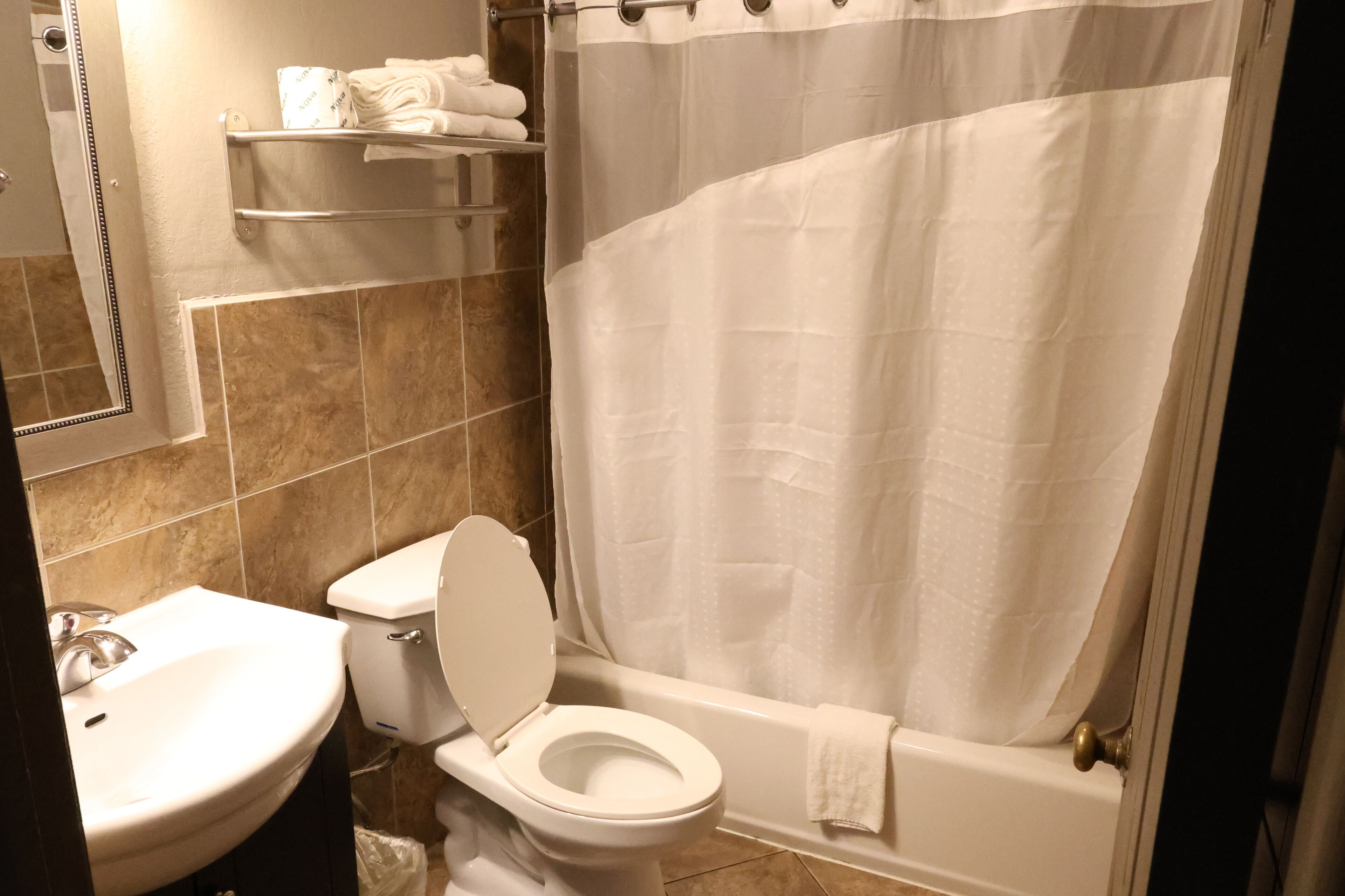 Combinazione doccia/vasca, asciugamani, sapone, shampoo