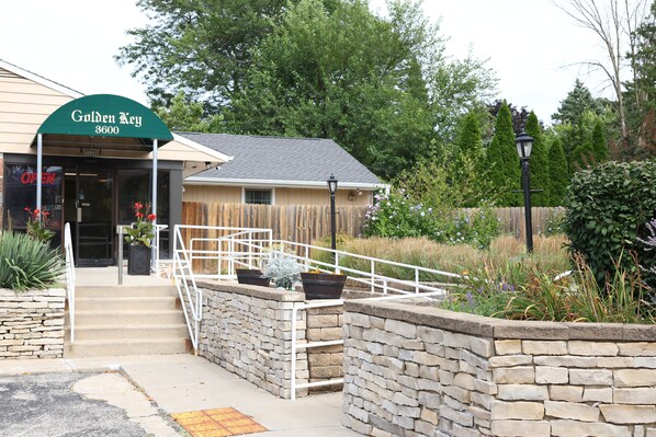 Exterior - Golden Key Motel (Milwaukee)