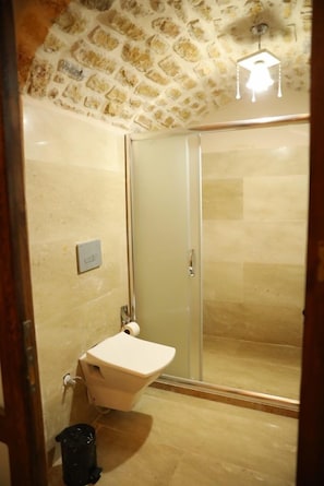 Economy-Dreibettzimmer | Badezimmer | Haartrockner, Handtücher, Seife, Shampoo