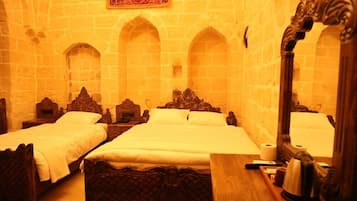 Vierpersoonskamer, uitzicht op stad | Gratis wifi, beddengoed