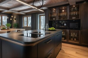 Kühlschrank, Mikrowelle, Herdplatte, Geschirrspüler