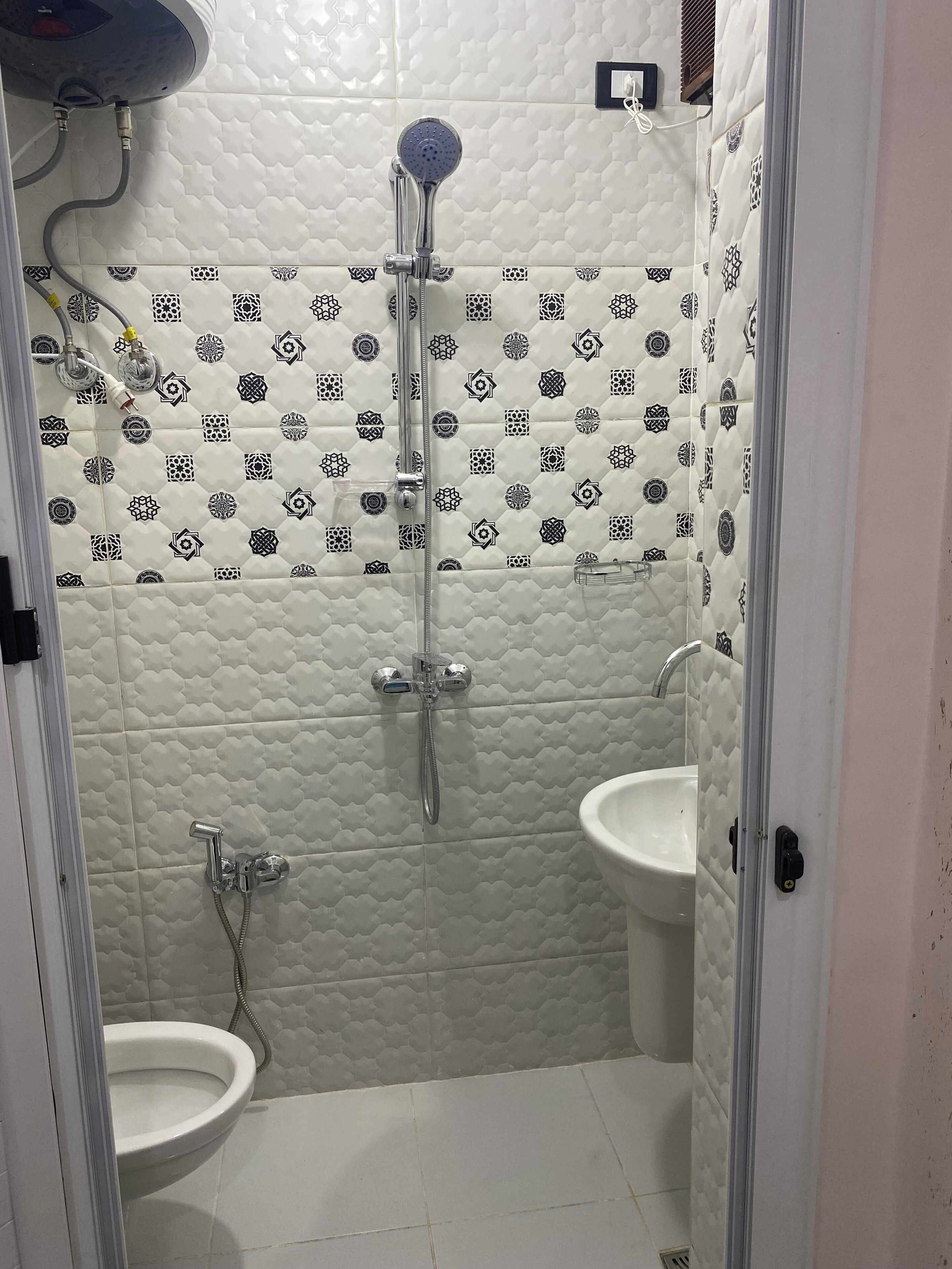 Douche, sèche-cheveux, bidet, serviettes fournies