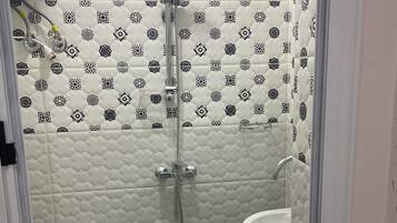Douche, sĂšche-cheveux, bidet, serviettes fournies