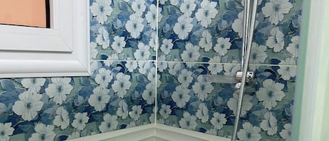 Dusche, Haartrockner, Bidet, HandtĂŒcher