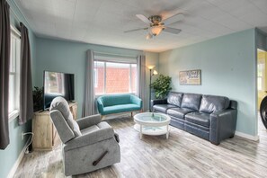 Fjölskyldubústaður (5) | Stofa | 55-tommu flatskjársjónvarp með stafrænum rásum