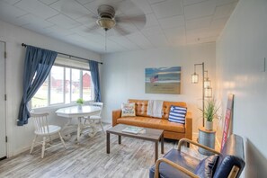 Fjölskyldubústaður (8) | Stofa | 55-tommu flatskjársjónvarp með stafrænum rásum