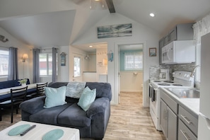 Cottage 2 | Private kitchen | Fridge, coffee/tea maker, toaster, cookware/dishes/utensils