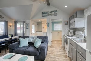 Refrigerador, cafetera/tetera, tostadora, utensilios de cocina