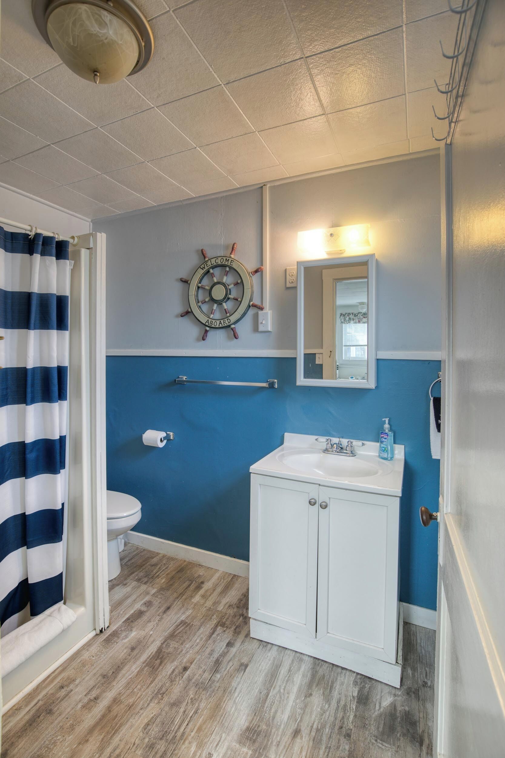 Cottage 10 | Bathroom | Hair dryer, towels, soap, shampoo