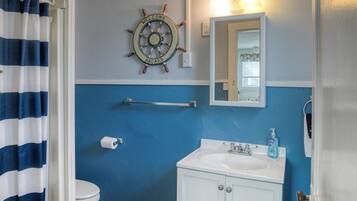 Cottage 10 | Bathroom | Hair dryer, towels, soap, shampoo