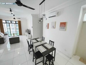 Dining - Platino 13 Pax, Mins away from Paradigm & Legoland

 (Johor Bahru)