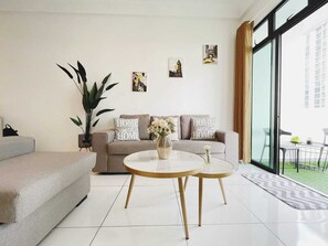 Smart TV, books - Platino 13 Pax, Mins away from Paradigm & Legoland

 (Johor Bahru)