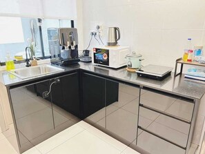 Een koelkast, een magnetron, een kookplaat, een waterkoker