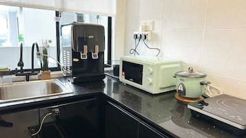 Een microgolfoven, een kookplaat