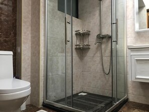 Een douche, een haardroger, handdoeken, zeep