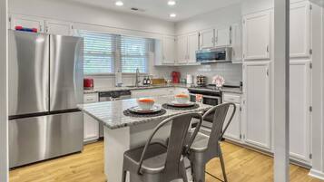 Frigorifero, microonde, forno, piano cottura