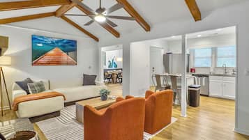 Smart TV, caminetto, libri