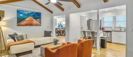 Smart-tv, een open haard en boeken