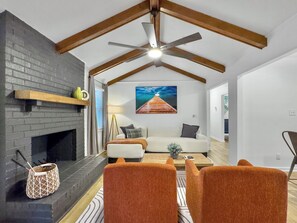 TV connectée, cheminée, livres